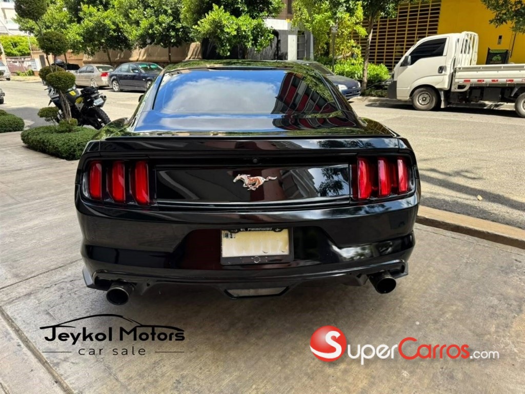 2016 Ford Mustang Ecoboost — foto 8 / 9