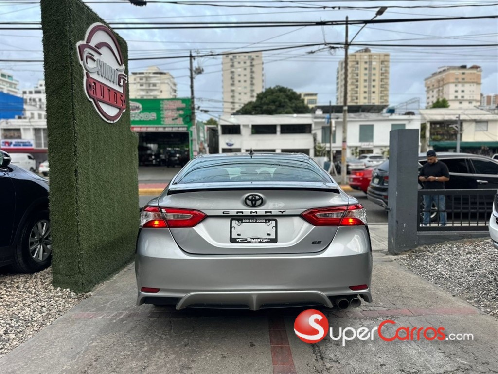 2020 Toyota Camry SE — foto 9 / 12