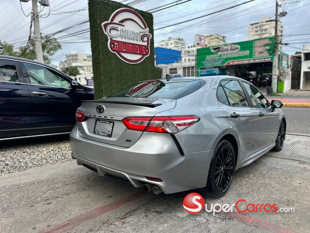 2020 Toyota Camry SE — foto 11 / 12