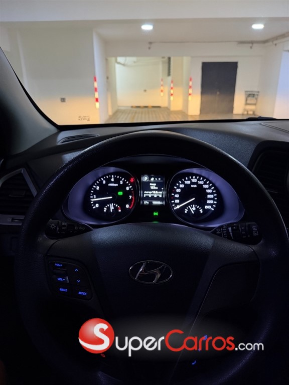 2017 Hyundai Santa Fe — foto 8 / 12