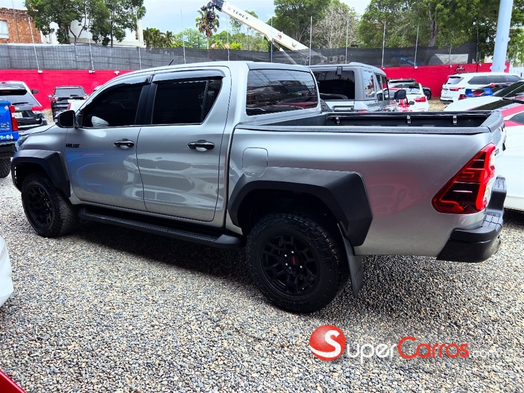 2016 Toyota Hilux — foto 8 / 12