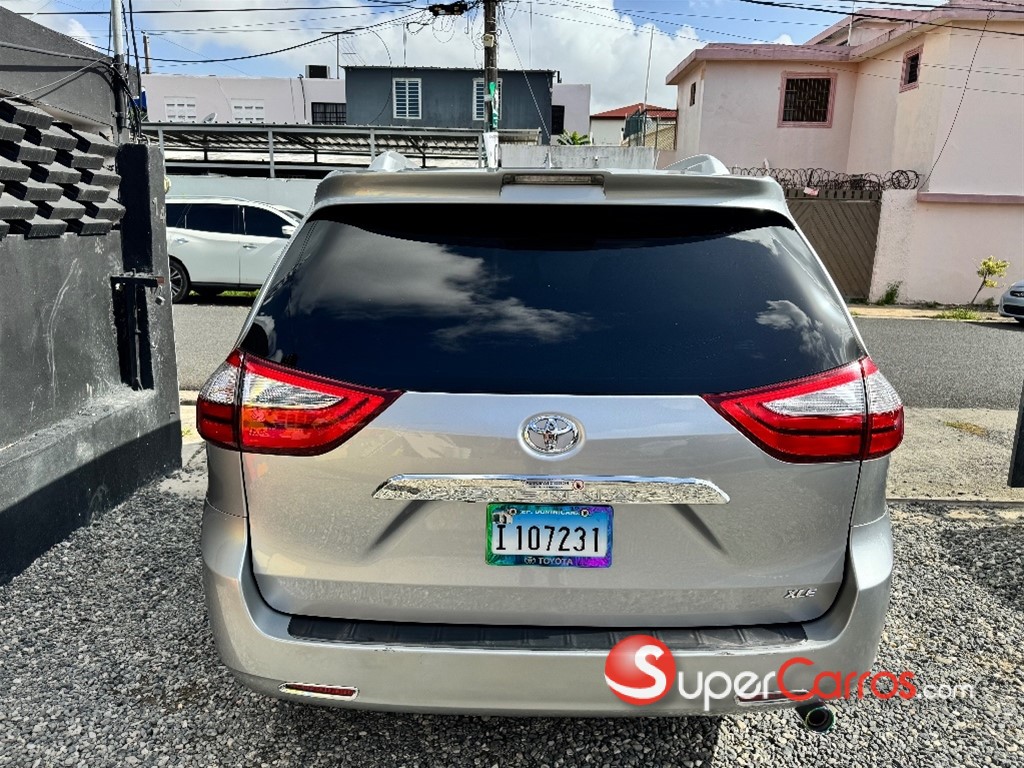 2018 Toyota Sienna XLE — foto 6 / 12