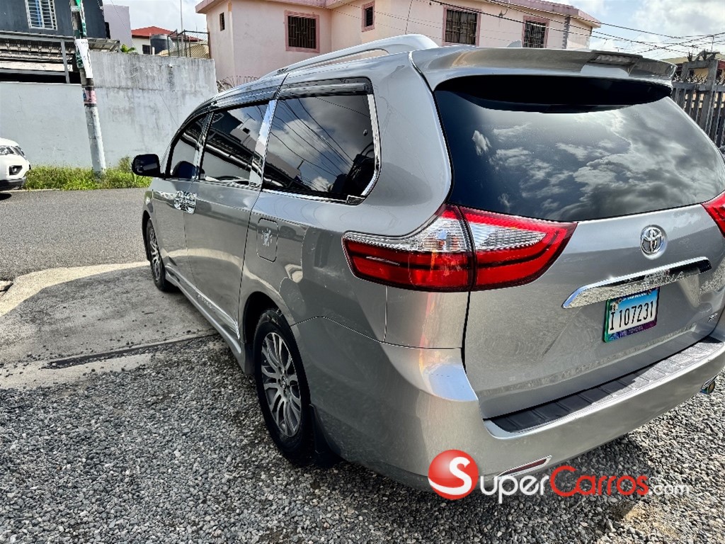 2018 Toyota Sienna XLE — foto 7 / 12