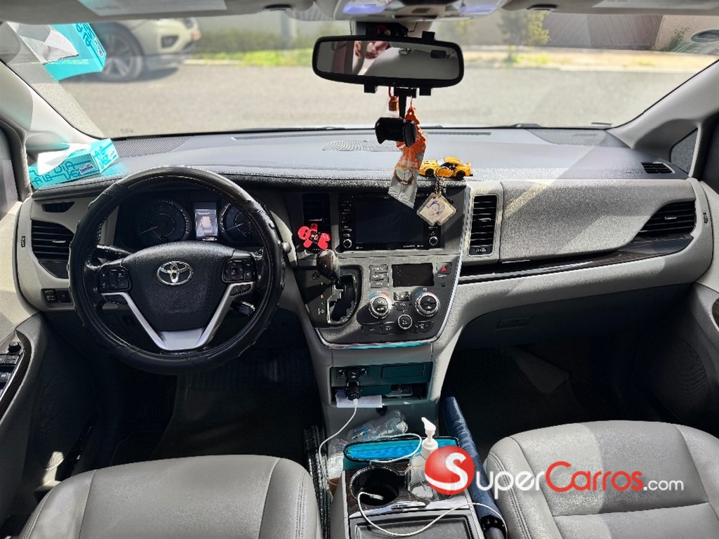 2018 Toyota Sienna XLE — foto 8 / 12
