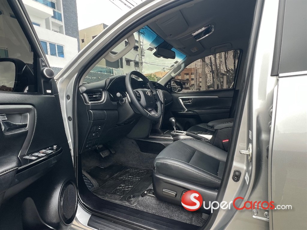 2024 Toyota Fortuner SRV TSS — foto 8 / 12