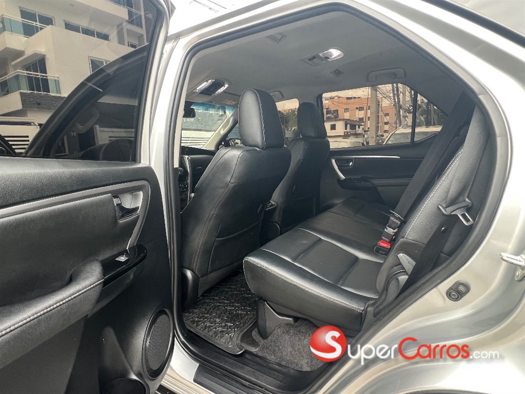 2024 Toyota Fortuner SRV TSS — foto 9 / 12