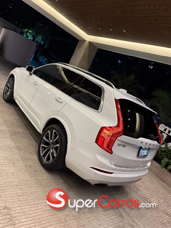2018 Volvo XC90 Momentum T6 — foto 6 / 8