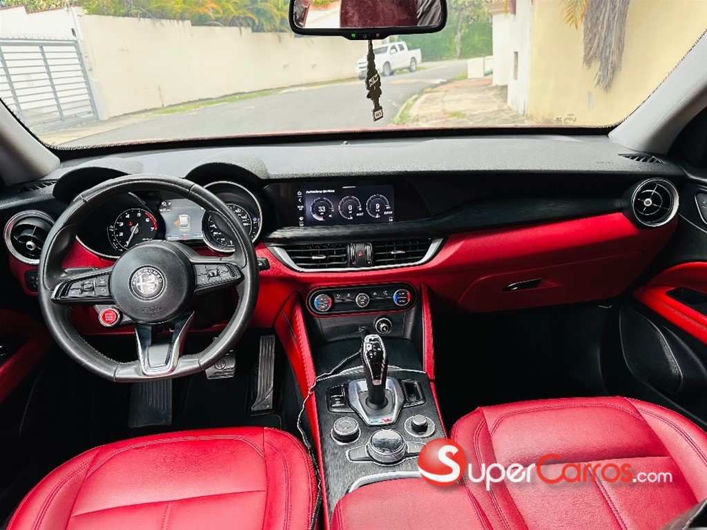 2020 Alfa Romeo Stelvio — foto 8 / 12