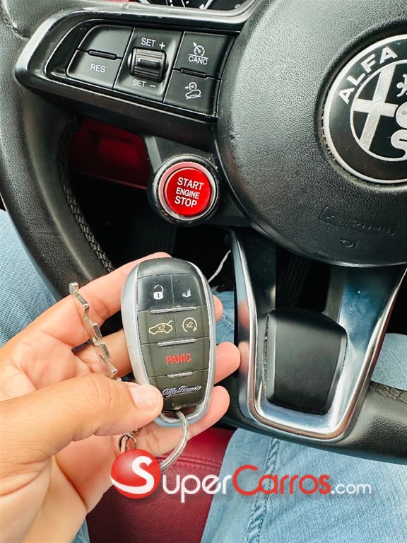 2020 Alfa Romeo Stelvio — foto 9 / 12
