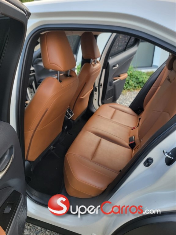 2020 Lexus UX 200 — foto 8 / 12