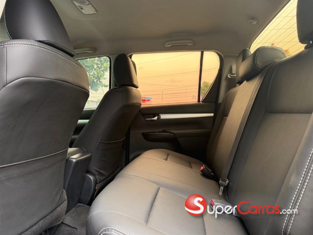 2017 Toyota Hilux — foto 8 / 12