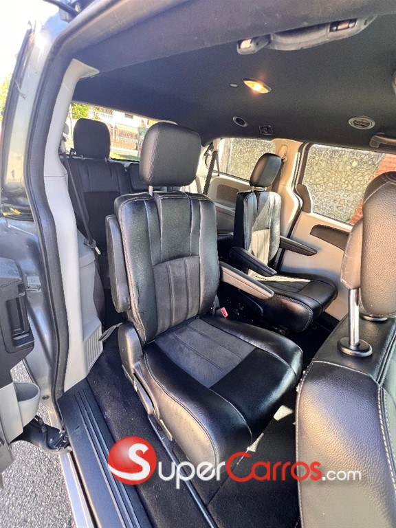 2020 Dodge Caravan SXT — foto 7 / 12