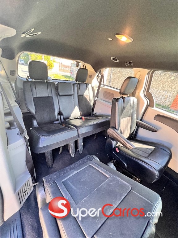 2020 Dodge Caravan SXT — foto 8 / 12