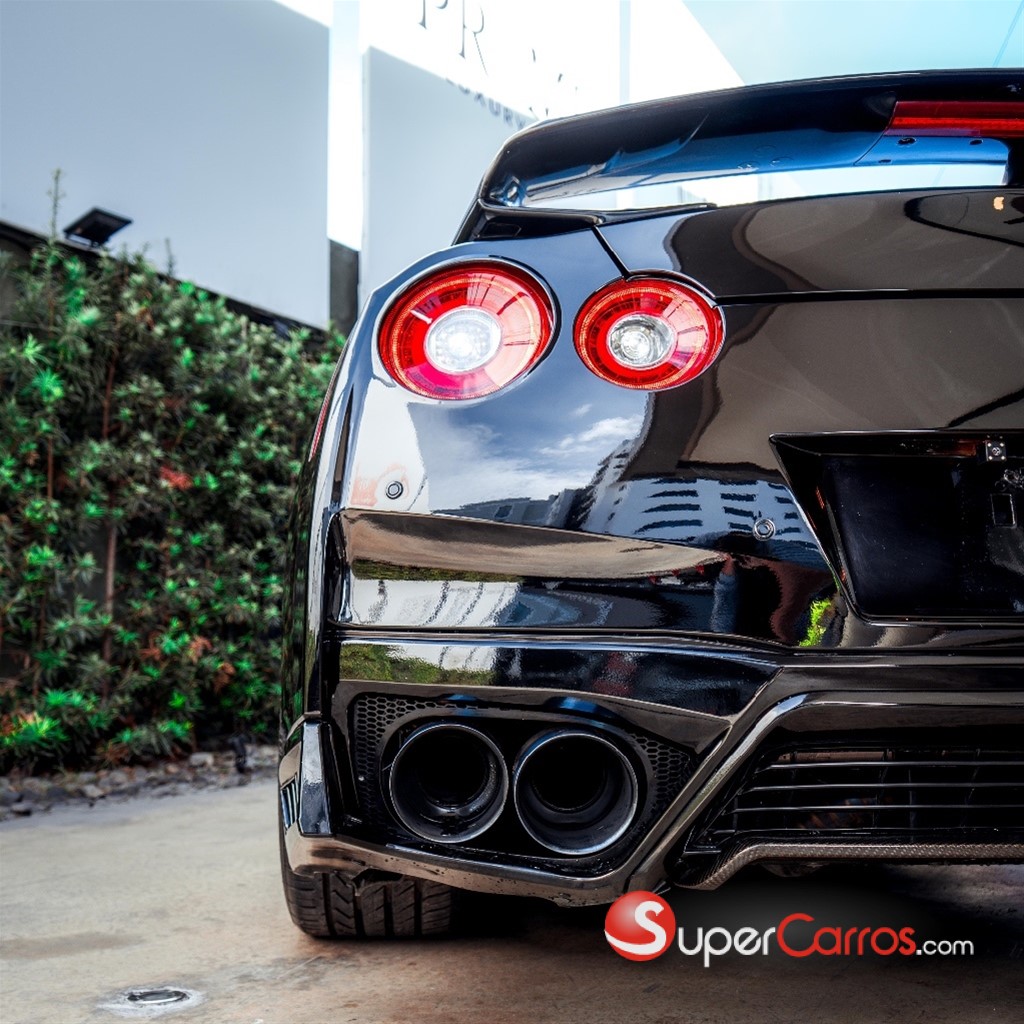 2010 Nissan GT-R — foto 5 / 12