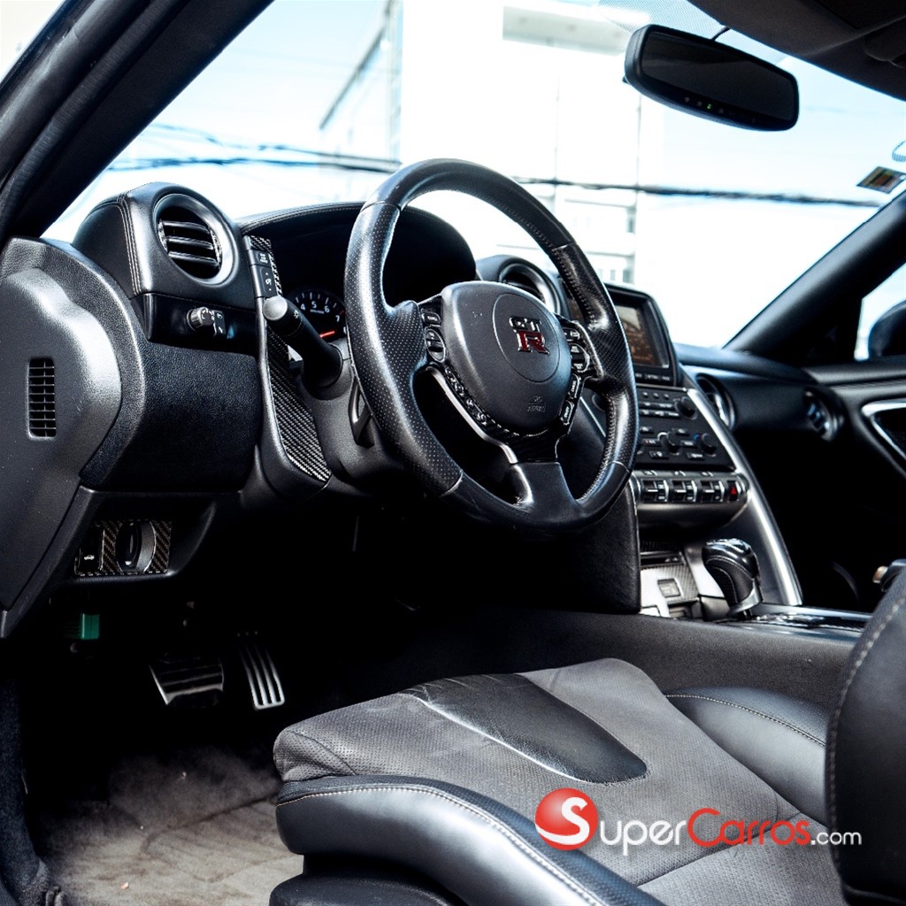 2010 Nissan GT-R — foto 7 / 12