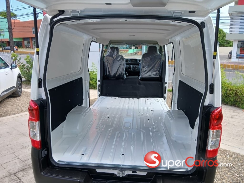 2027 Nissan Urvan Cargo — foto 9 / 12