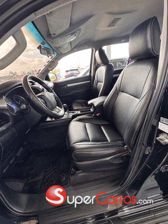 2017 Toyota Hilux — foto 8 / 12