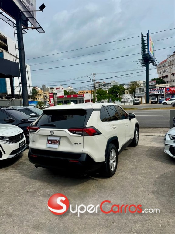 2020 Toyota RAV4 LE — foto 9 / 12