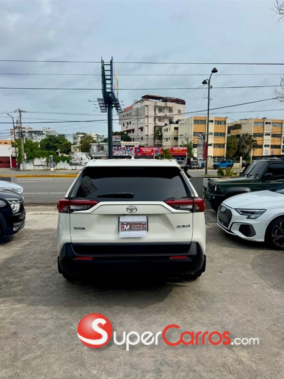 2020 Toyota RAV4 LE — foto 11 / 12