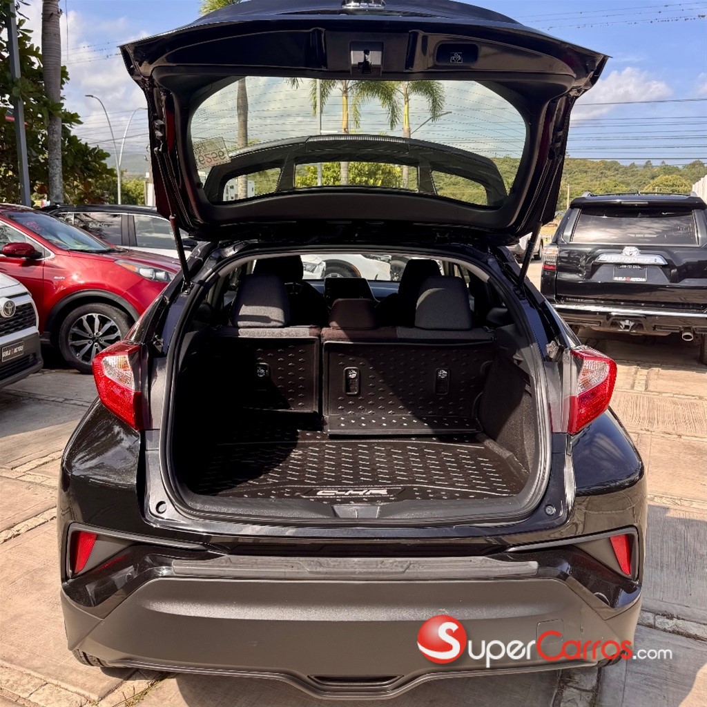 2020 Toyota C-HR LE — foto 8 / 10