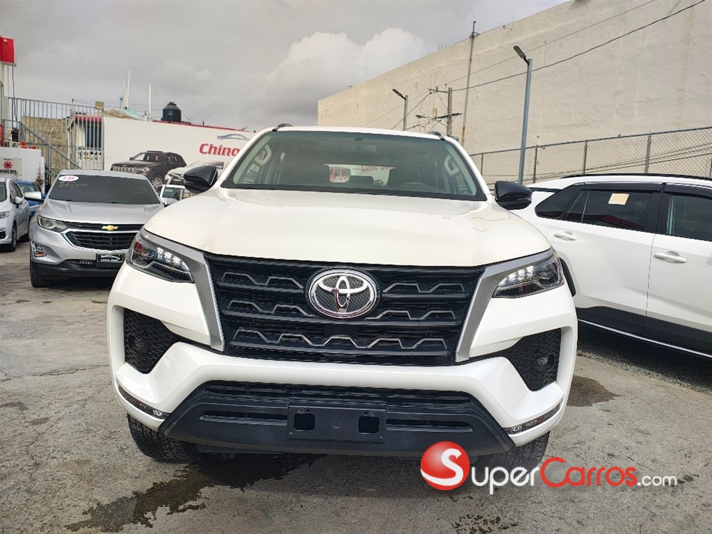 2021 Toyota Fortuner SRV — foto 2 / 10