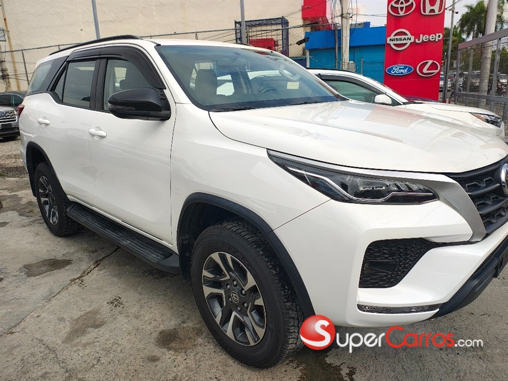 2021 Toyota Fortuner SRV — foto 3 / 10