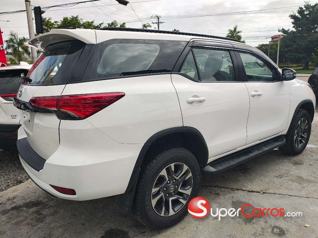 2021 Toyota Fortuner SRV — foto 4 / 10