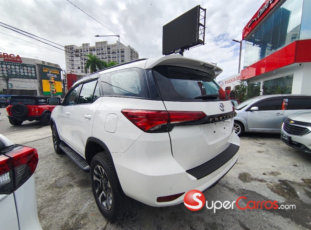 2021 Toyota Fortuner SRV — foto 6 / 10