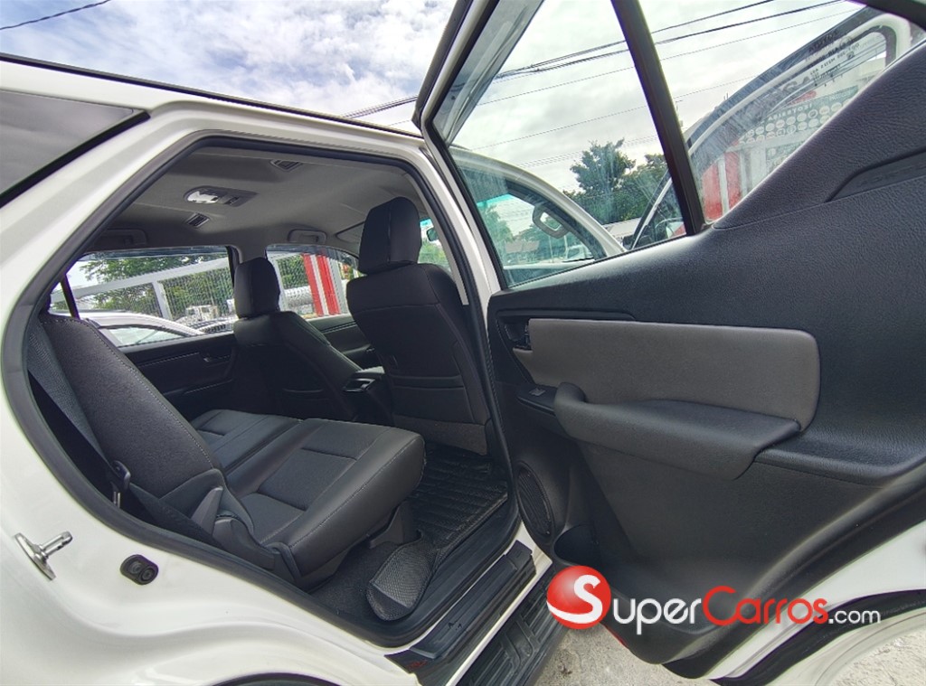 2021 Toyota Fortuner SRV — foto 9 / 10