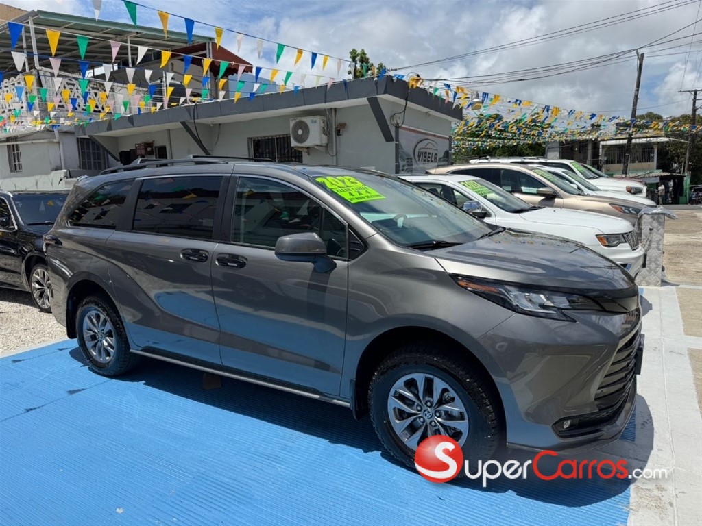 2023 Toyota Sienna XLE — foto 2 / 12