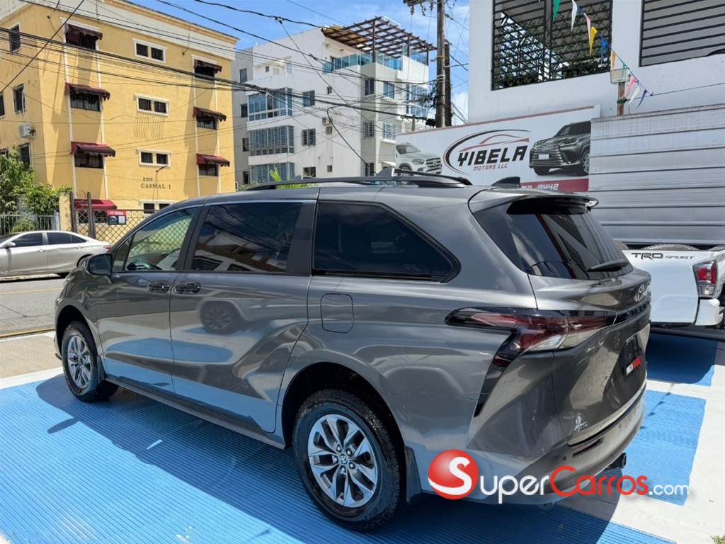 2023 Toyota Sienna XLE — foto 3 / 12
