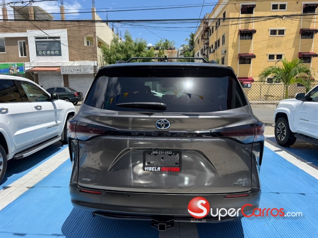 2023 Toyota Sienna XLE — foto 6 / 12