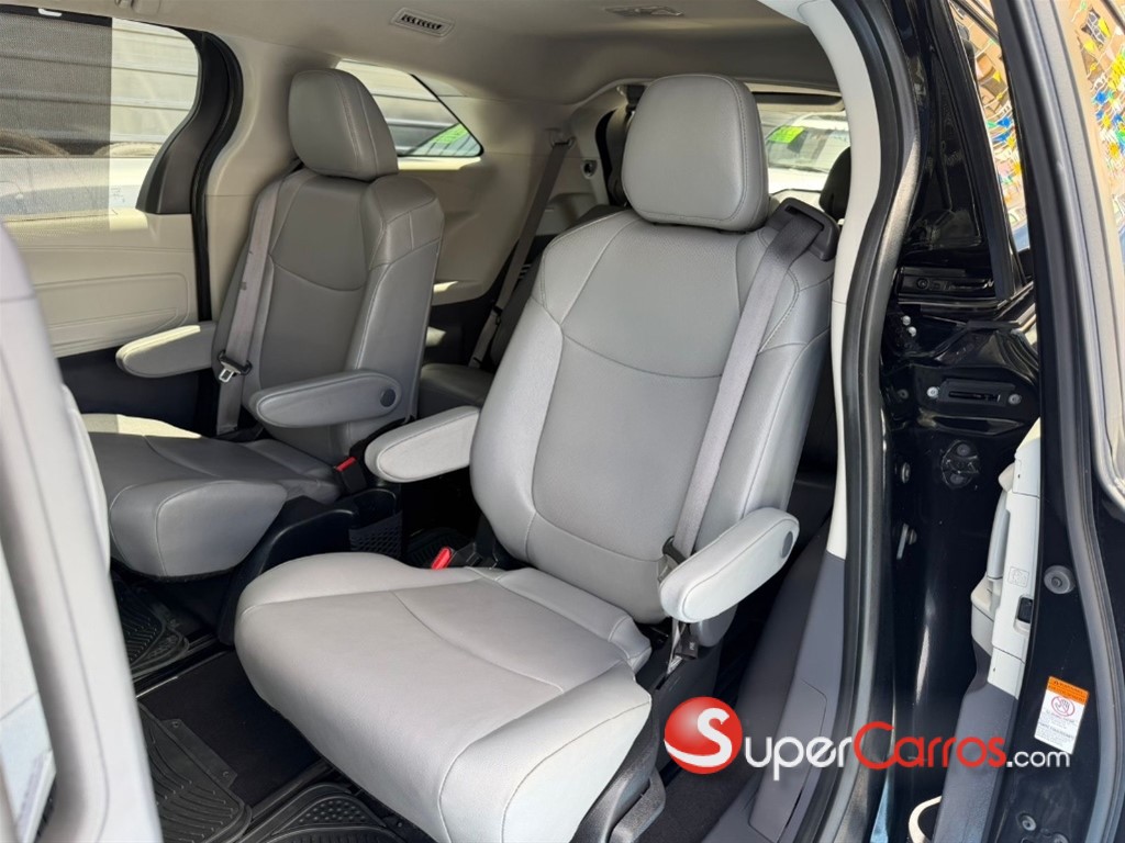 2023 Toyota Sienna XLE — foto 8 / 12
