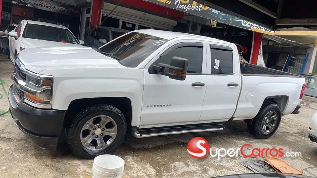 2017 Chevrolet Silverado — foto 2 / 12