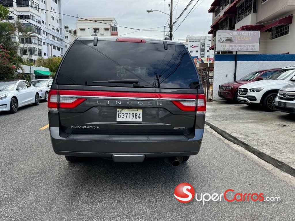 2016 Lincoln Navigator — foto 4 / 10