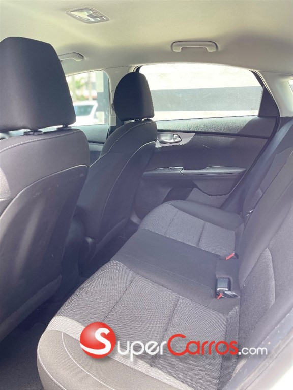 2022 Kia Forte LXS — foto 8 / 12