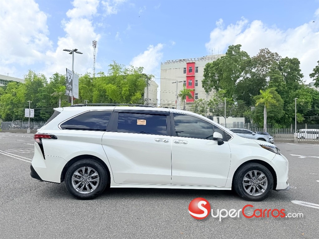 2021 Toyota Sienna XLE — foto 2 / 11