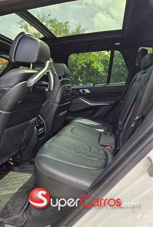 2020 BMW X 5 M50i — foto 8 / 12