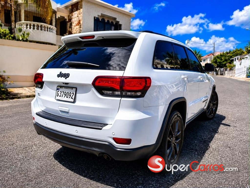2016 Jeep Grand Cherokee Laredo — foto 2 / 8