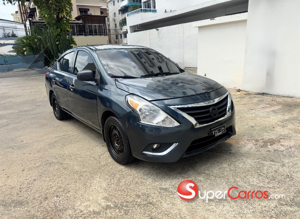 2015 Nissan Versa — foto 2 / 10