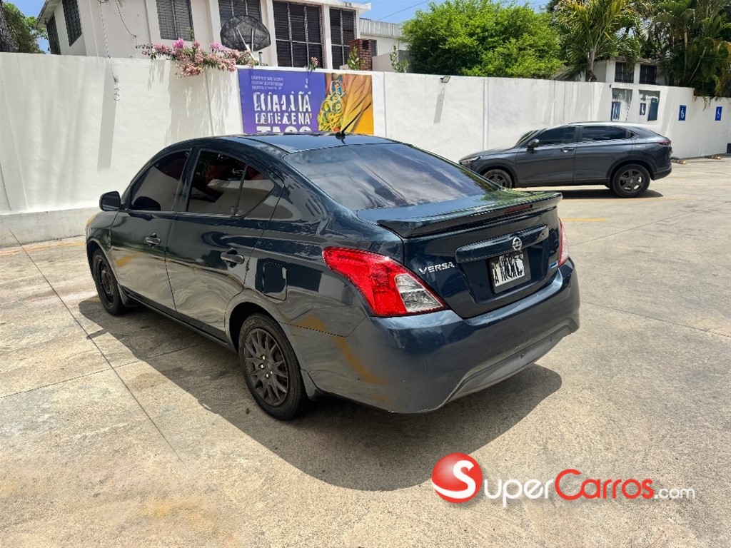 2015 Nissan Versa — foto 4 / 10