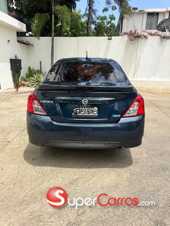 2015 Nissan Versa — foto 6 / 10