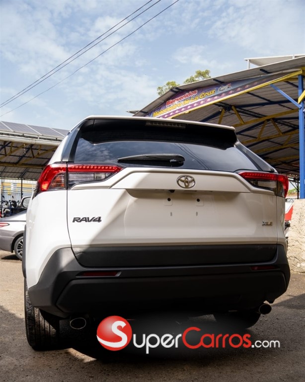 2020 Toyota RAV4 XLE — foto 2 / 8
