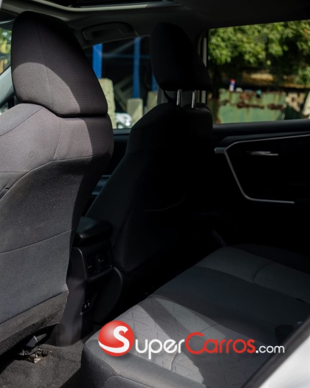 2020 Toyota RAV4 XLE — foto 6 / 8