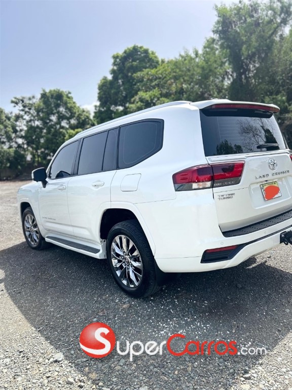 2025 Toyota Land Cruiser 300 GXR — foto 3 / 8