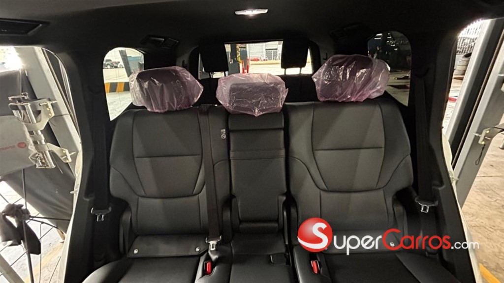 2025 Toyota Land Cruiser 300 GXR — foto 8 / 8