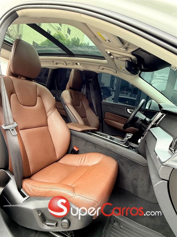 2020 Volvo XC60 Momentum T5 — foto 8 / 11