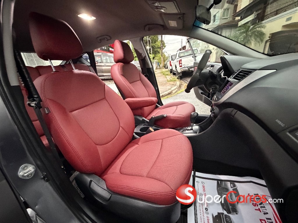 2015 Hyundai Accent — foto 11 / 12