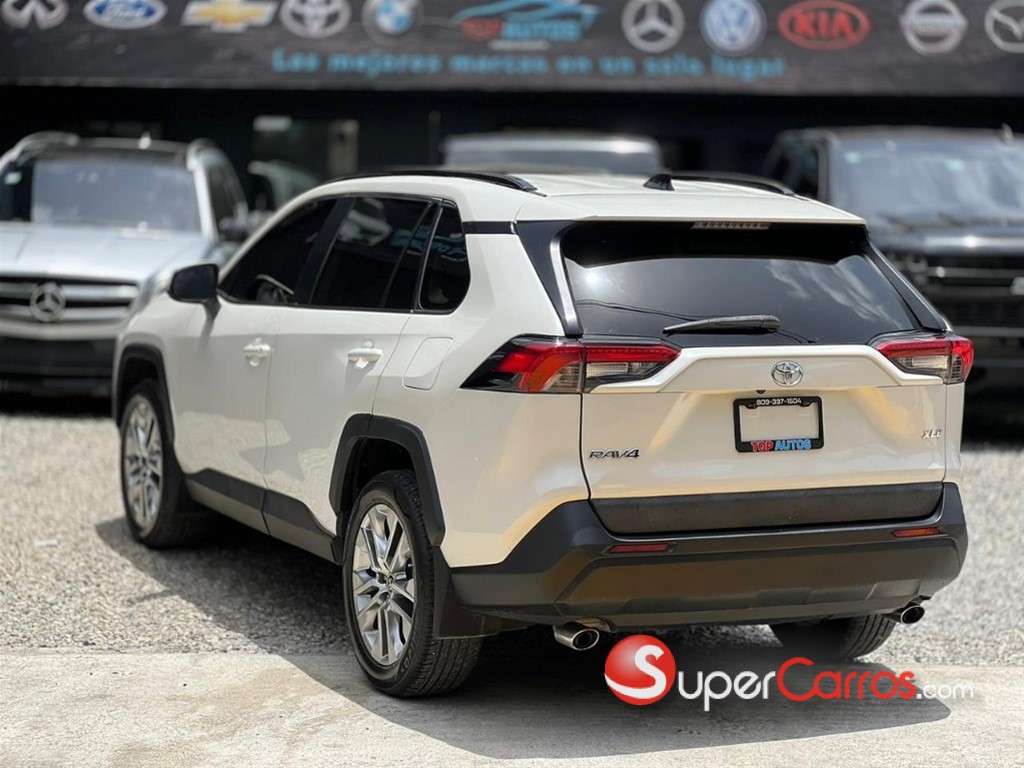 2021 Toyota RAV4 XLE Premium — foto 4 / 8