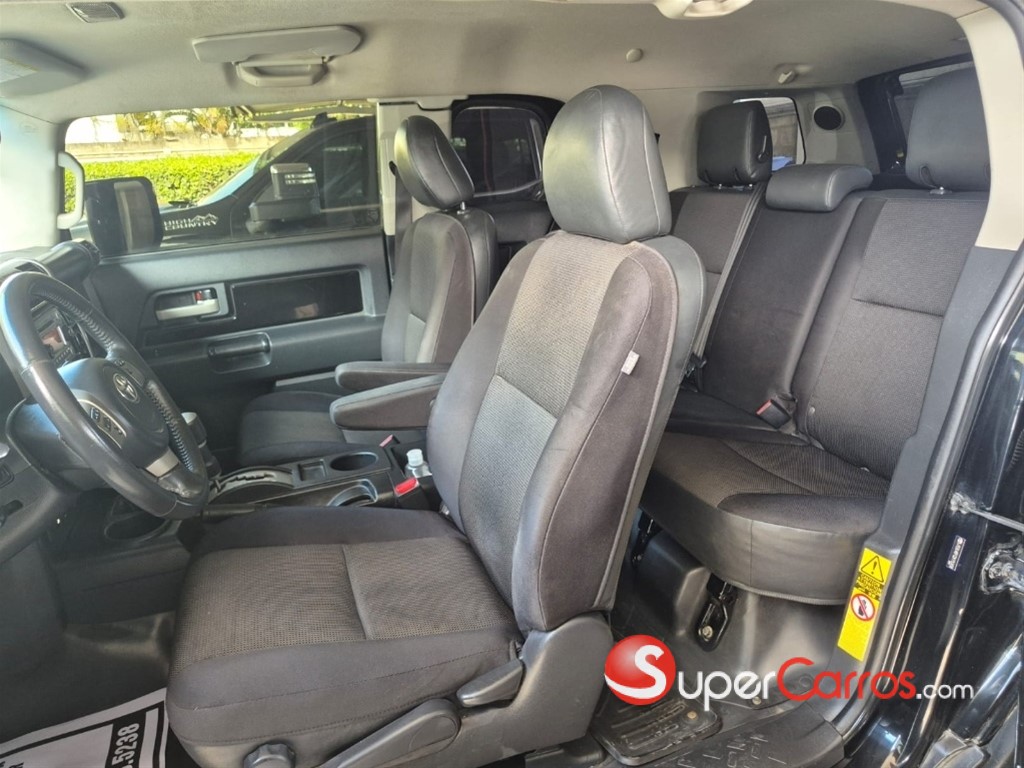 2013 Toyota FJ Cruiser — foto 8 / 12